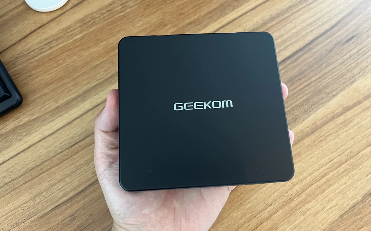 GEEKOM AIR12のレビューメイン画像